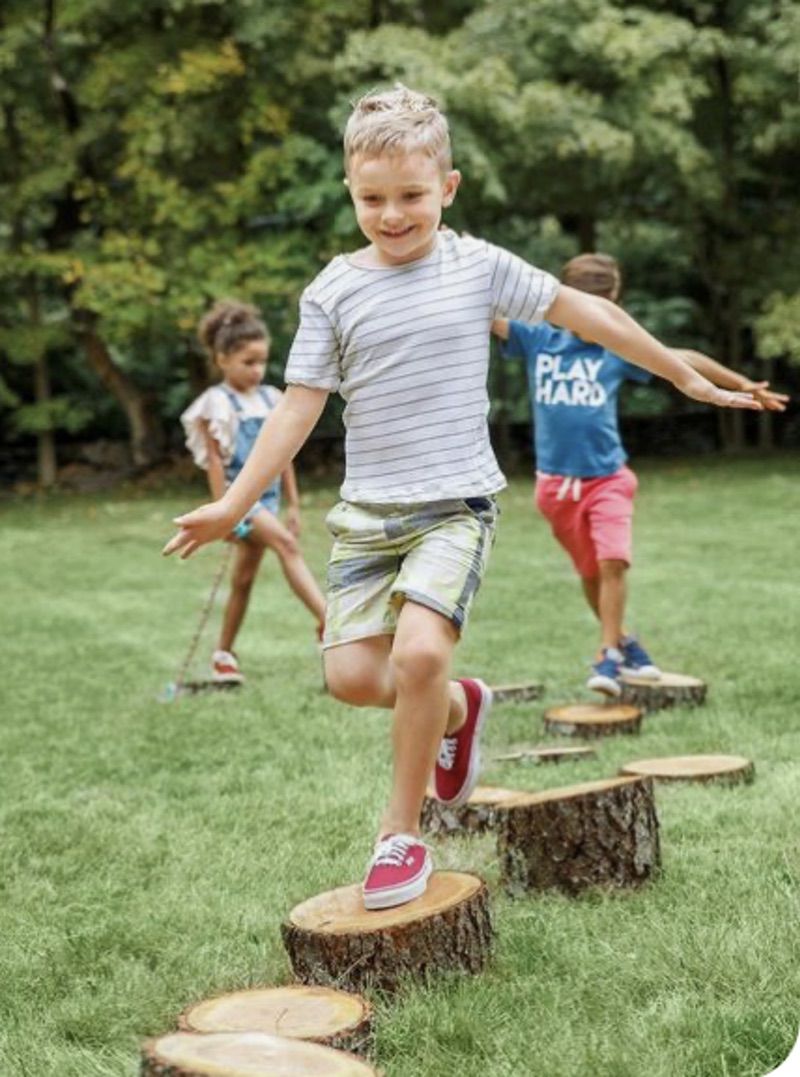 Kinder balancieren auf Holz